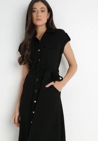 Born2be - Czarna Sukienka Koszulowa Phinitrite. Okazja: na co dzień. Kolor: czarny. Wzór: aplikacja. Typ sukienki: koszulowe. Materiał: materiał. Długość rękawa: krótki rękaw. Sezon: lato. Styl: casual. Długość: midi #6