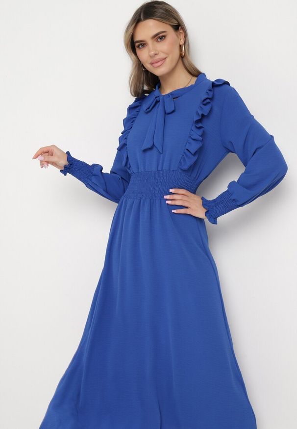 Born2be - Niebieska Rozkloszowana Sukienka Maxi Wiązana przy Dekolcie Ozdobiona Falbankami Nuteki. Typ kołnierza: kołnierz z falbankami. Kolor: niebieski. Wzór: aplikacja. Styl: elegancki. Długość: maxi