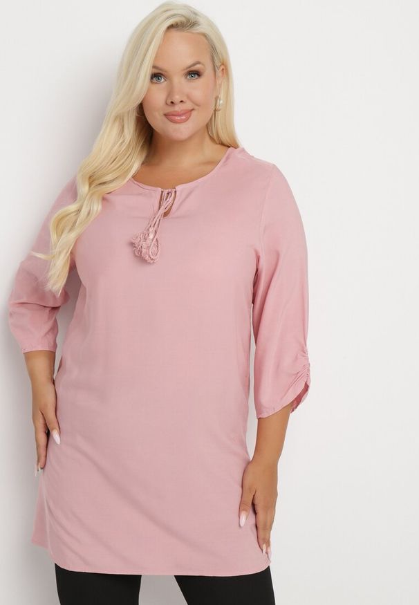 Born2be - Różowa Wiązana Tunika Ozdobiona Troczkami Eviras. Okazja: na co dzień. Kolor: różowy. Materiał: jeans, skóra. Wzór: aplikacja. Styl: casual, elegancki