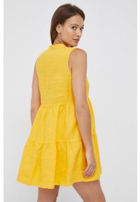 Sisley sukienka lniana kolor żółty mini rozkloszowana. Kolor: żółty. Materiał: len. Typ sukienki: rozkloszowane. Długość: mini #2