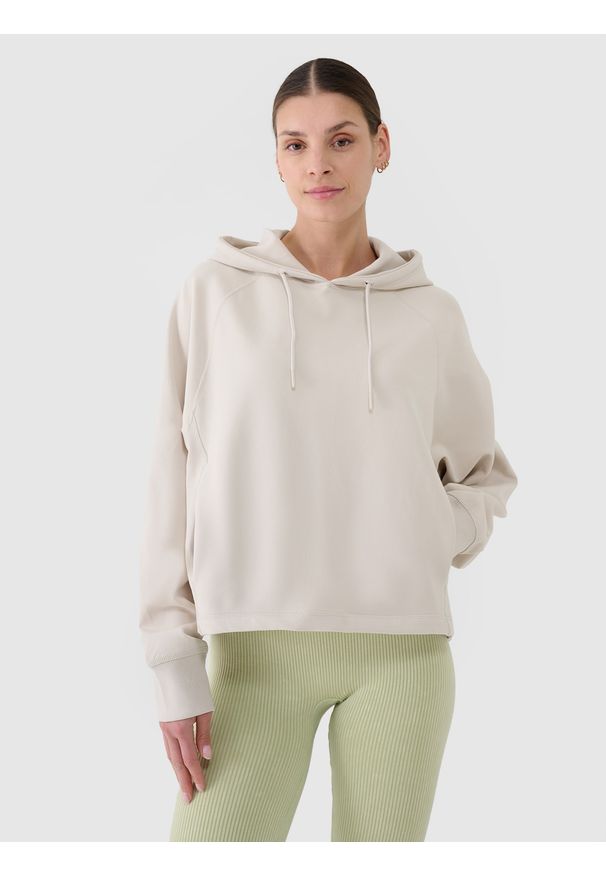 4f - 4F Bluza dresowa nierozpinana z kapturem damska - beżowa XS. Okazja: na co dzień. Typ kołnierza: kaptur. Kolor: beżowy. Materiał: dresówka. Długość rękawa: raglanowy rękaw. Wzór: gładki, ze splotem. Styl: sportowy, casual. Sport: fitness