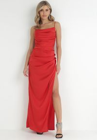 Born2be - Czerwona Satynowa Sukienka Maxi z Rozcięciem na Dole Hacheyar. Kolor: czerwony. Materiał: satyna. Długość rękawa: na ramiączkach. Wzór: aplikacja. Styl: wizytowy. Długość: maxi
