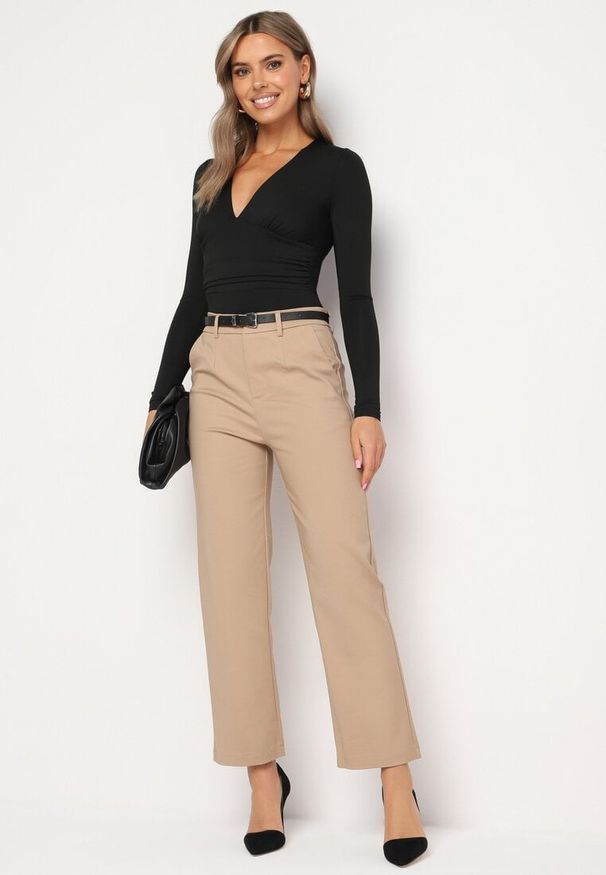 Born2be - Ciemnobeżowe Klasyczne Spodnie na Suwak i Haftkę Ozdobione Paskiem Liloena. Okazja: na spotkanie biznesowe, do pracy, na co dzień. Kolor: beżowy. Materiał: bawełna. Wzór: aplikacja. Styl: klasyczny