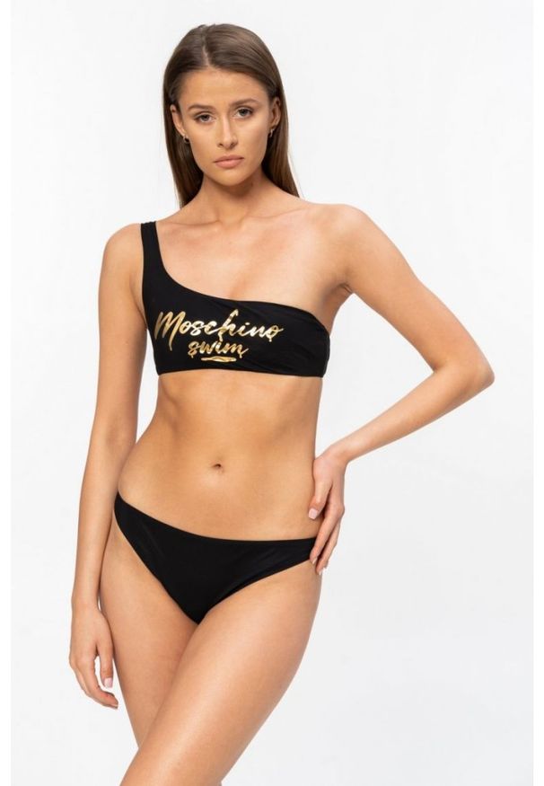 MOSCHINO Czarny dół od bikini ze złotym logo. Kolor: czarny. Wzór: nadruk