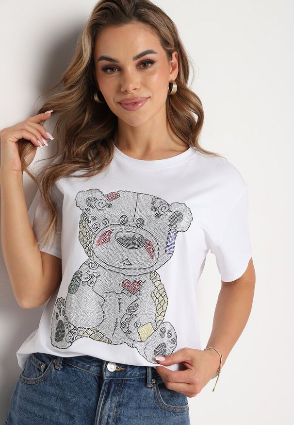 Born2be - Biały Bawełniany T-shirt Wykończony z Przodu Cyrkoniami Hulilla. Okazja: na co dzień. Kolor: biały. Materiał: bawełna. Wzór: aplikacja. Styl: elegancki, casual