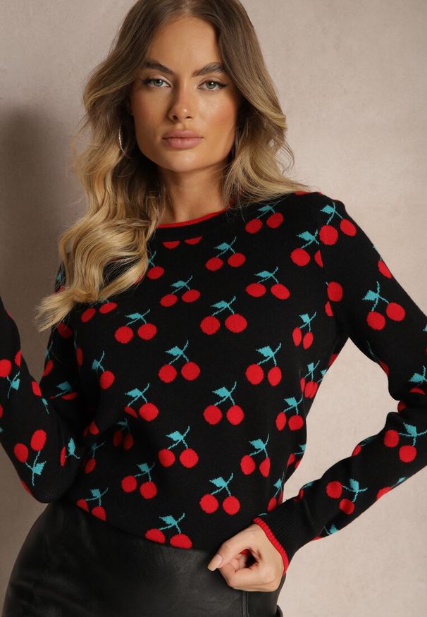 Renee - Czarny Casualowy Sweter z Wiskozą Ozdobiony Printem w Wisienki Avattria. Okazja: na co dzień. Kolor: czarny. Materiał: wiskoza. Długość rękawa: długi rękaw. Długość: długie. Wzór: aplikacja, nadruk. Styl: casual