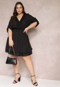 Renee - Czarna Sukienka Mini z Gumką w Talii i Koronkowymi Wstawkami Kelia. Kolor: czarny. Materiał: koronka. Długość: mini #2