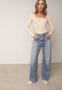 Born2be - Jasnobeżowa Elastyczna Bluzka z Kwadratowym Dekoltem z Wiskozą Doriore. Okazja: na co dzień. Typ kołnierza: dekolt kwadratowy. Kolor: beżowy. Materiał: wiskoza. Styl: elegancki, klasyczny, casual #2