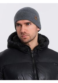 Ombre Clothing - Męska dzianinowa czapka beanie z naszywką – szary melanż V2 OM-ACWH-0123 - uniwersalny. Kolor: szary. Materiał: dzianina. Wzór: melanż, aplikacja. Styl: casual, elegancki