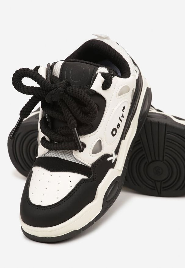 Renee - Czarno-Białe Sneakersy na Płaskiej Podeszwie Ozdobione Szerokimi Sznurówkami Veniefra. Okazja: na co dzień, na spotkanie biznesowe. Nosek buta: okrągły. Kolor: czarny. Materiał: jeans. Wzór: aplikacja. Sezon: lato, wiosna. Obcas: na płaskiej podeszwie