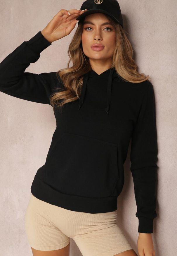 Renee - Czarna Bluza z Kapturem Medo. Typ kołnierza: kaptur. Kolor: czarny. Materiał: jeans, polar, tkanina. Długość rękawa: długi rękaw. Długość: długie. Wzór: prążki. Styl: sportowy