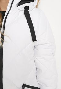 Born2be - Biała Kurtka z Kapturem i Kieszeniami w Kraciaste Pikowane Przeszycia Ettaline. Okazja: na co dzień. Typ kołnierza: kaptur. Kolor: biały. Materiał: jeans. Styl: klasyczny, casual, elegancki, sportowy #2