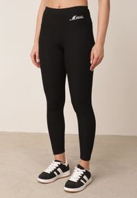 Born2be - Czarne Legginsy w Prążki z Wysokim Stanem Ozdobione Haftowanym Napisem Aegerine. Okazja: na co dzień. Stan: podwyższony. Kolor: czarny. Materiał: wiskoza, prążkowany. Wzór: prążki, aplikacja, napisy, haft. Styl: elegancki, casual, sportowy #1