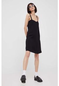 Sisley sukienka kolor czarny mini prosta. Kolor: czarny. Materiał: tkanina. Długość rękawa: na ramiączkach. Typ sukienki: proste. Długość: mini