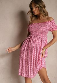 Renee - Różowa Sukienka Hiszpanka z Wiskozy z Kwiatowym Wzorem Mevandra. Okazja: na co dzień. Typ kołnierza: dekolt hiszpanka. Kolor: różowy. Materiał: wiskoza. Wzór: kwiaty. Styl: klasyczny, elegancki, casual