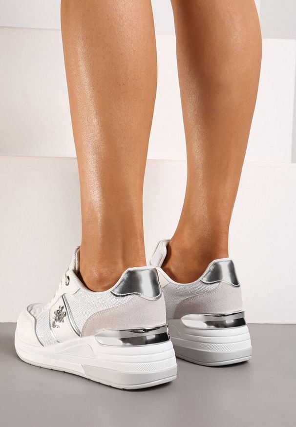 Born2be - Biało-Srebrne Sneakersy za Kostkę z Ekoskóry na Koturnie ze Sznurowaniami i Metalową Ozdobą Galeira. Okazja: na co dzień. Nosek buta: okrągły. Zapięcie: sznurówki. Kolor: biały. Wzór: aplikacja. Wysokość cholewki: za kostkę. Materiał: jeans, materiał, skóra. Sezon: lato. Obcas: na koturnie. Wysokość obcasa: średni