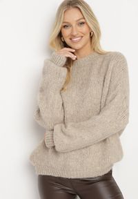 Born2be - Beżowy Sweter o Klasycznym Prostym Kroju z Domieszką Wełny i Wiskozy Sezisya. Okazja: na co dzień. Kolor: beżowy. Materiał: wiskoza, wełna. Długość rękawa: długi rękaw. Długość: długie. Wzór: aplikacja. Sezon: jesień, zima. Styl: klasyczny #4