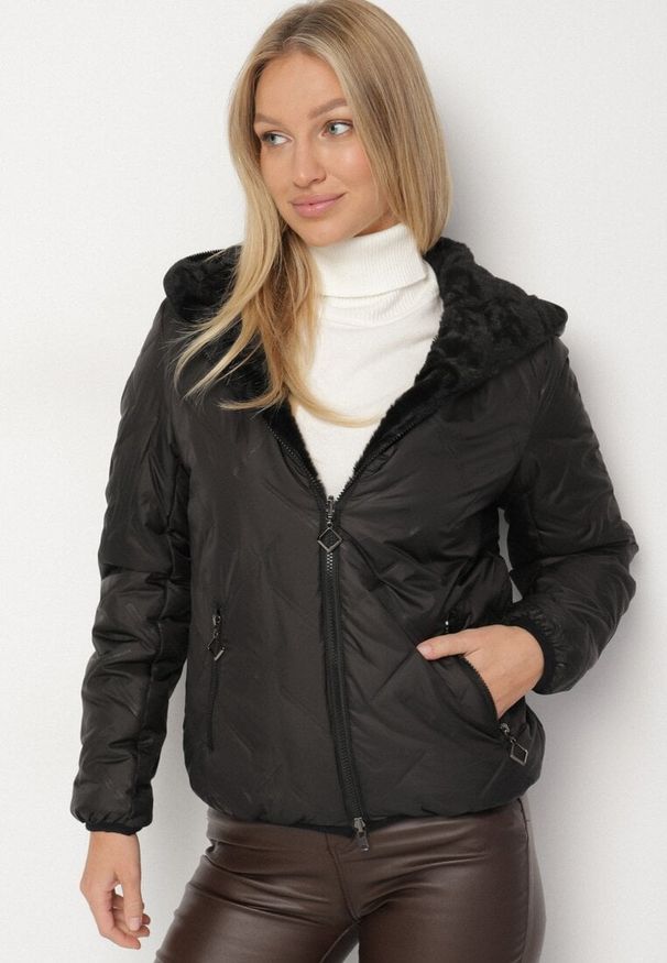 Born2be - Czarna Pikowana Kurtka z Kapturem o Dwustronnym Kroju Tahalia. Okazja: na spacer. Typ kołnierza: kaptur. Kolor: czarny. Materiał: dzianina, poliester, wełna, jeans, futro