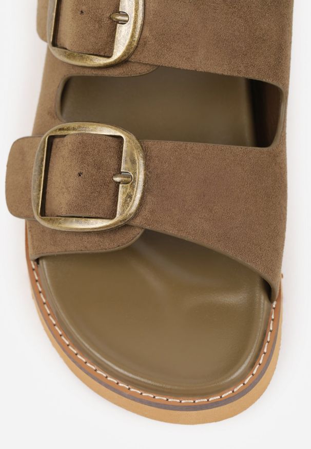 Born2be - Zielone Klapki VICES z Dwoma Paskami i Metalicznymi Klamrami Kaliniassi. Nosek buta: otwarty. Kolor: beżowy. Materiał: skóra, zamsz. Wzór: aplikacja. Sezon: lato. Obcas: na obcasie. Wysokość obcasa: niski