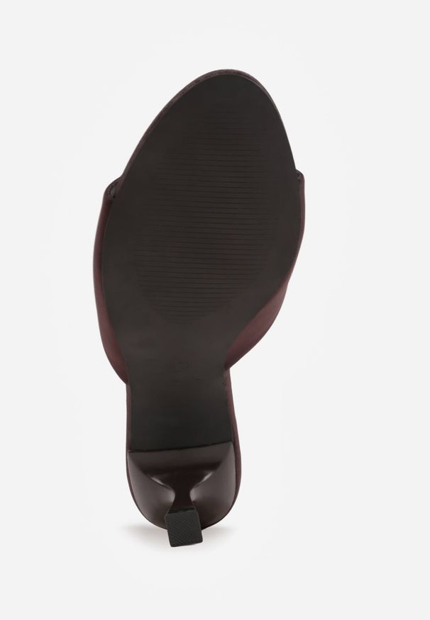 Renee - Brązowe Eleganckie Klapki Peep Toe na Klepsydrowym Obcasie Jilthine. Nosek buta: otwarty. Kolor: brązowy. Materiał: satyna. Sezon: lato. Obcas: na obcasie. Styl: elegancki. Wysokość obcasa: średni