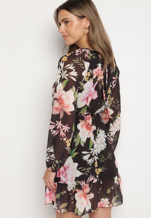 Born2be - Czarna Sukienka o Rozkloszowanym Kroju w Kwiaty Zeramera. Okazja: na co dzień. Kolor: czarny. Materiał: wiskoza. Długość rękawa: długi rękaw. Wzór: kwiaty. Typ sukienki: rozkloszowane. Styl: casual