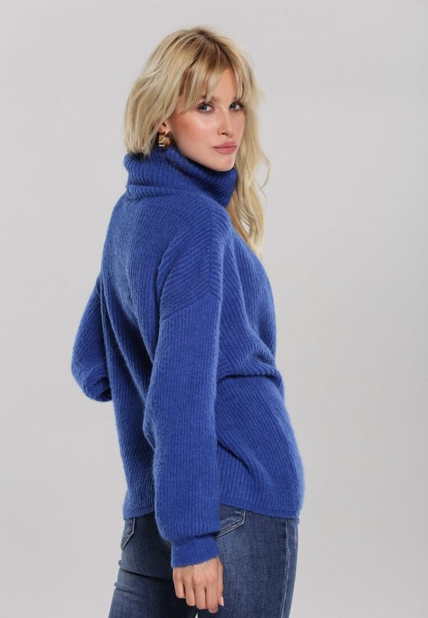 Renee - Ciemnoniebieski Golf Oversize Malia. Okazja: na co dzień. Typ kołnierza: golf. Kolor: niebieski. Materiał: dzianina, skóra, jeans, wiskoza. Długość rękawa: długi rękaw. Długość: długie. Wzór: ze splotem, prążki. Styl: casual, klasyczny