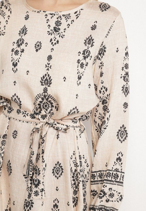 Born2be - Jasnobeżowa Sukienka we Wzory Boho Pudełkowa z Paskiem w Talii Lisanea. Okazja: na co dzień. Kolor: beżowy. Materiał: materiał. Długość rękawa: długi rękaw. Typ sukienki: w kształcie A. Styl: boho