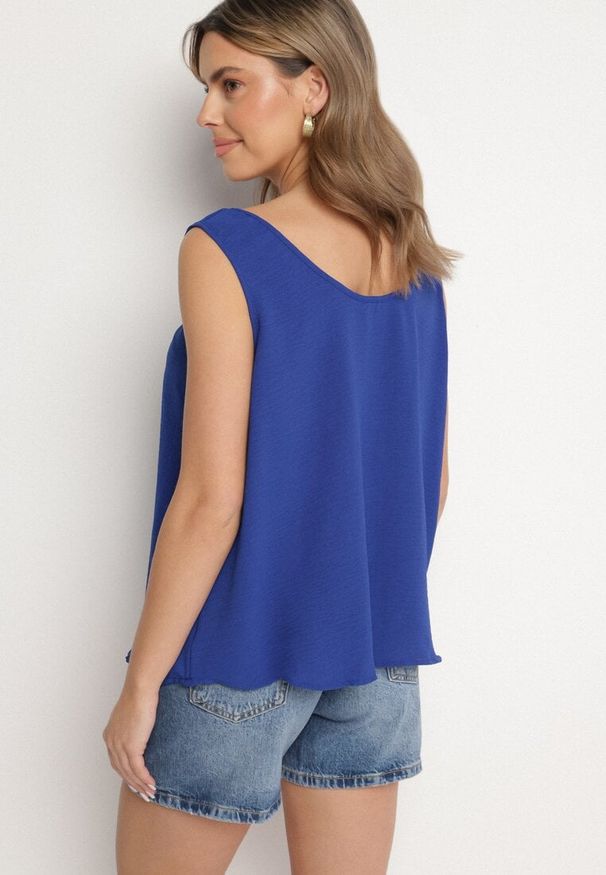 Born2be - Niebieski Top na Szerokich Ramiączkach Zdobiony Guzikami Jenadorea. Okazja: na co dzień. Kolor: niebieski. Materiał: jeans. Długość rękawa: na ramiączkach. Wzór: aplikacja. Sezon: lato. Styl: casual