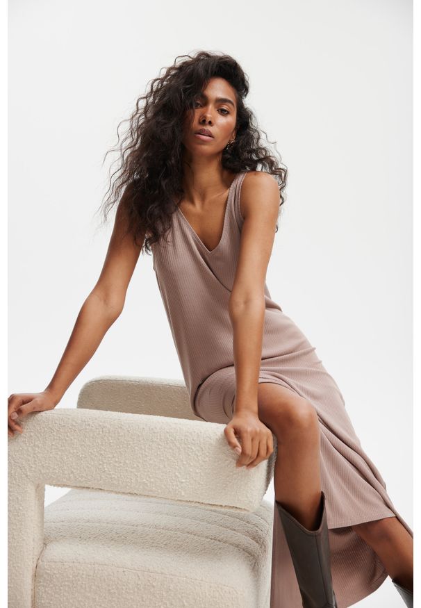 SUKIENKA ATENA MOCCA XS - Flawless. Okazja: na co dzień. Materiał: materiał, wiskoza, prążkowany. Typ sukienki: proste. Styl: wakacyjny, casual