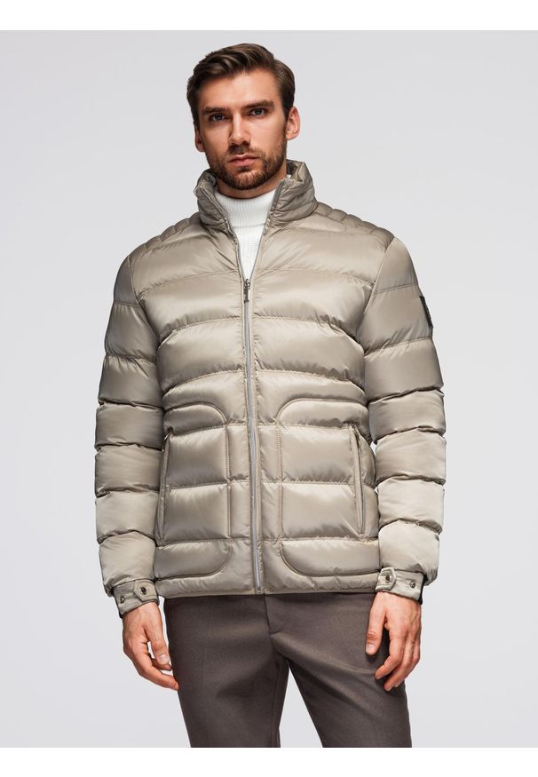 Ombre Clothing - Pikowana męska kurtka z połyskiem i stójką – jasnopopielata V5. Typ kołnierza: kołnierzyk stójkowy. Kolor: szary. Materiał: poliester, satyna, materiał, tkanina. Wzór: geometria, gładki