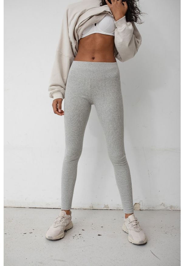 Marsala - Legginsy damskie z prążkowanej dzianiny w kolorze LIGHT GREY MELANGE - HIPS. Okazja: na co dzień. Kolor: szary. Materiał: dzianina, prążkowany. Styl: casual, sportowy