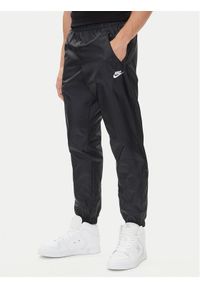 Nike Spodnie dresowe Windrunner DX0653 Czarny Standard Fit. Kolor: czarny. Materiał: syntetyk