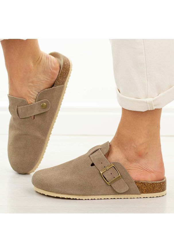 J. Brązowe skórzane klapki damskie Vinceza 101332. Okazja: na spacer, na co dzień. Kolor: brązowy. Materiał: zamsz, skóra. Sezon: wiosna, lato. Styl: casual, elegancki, klasyczny