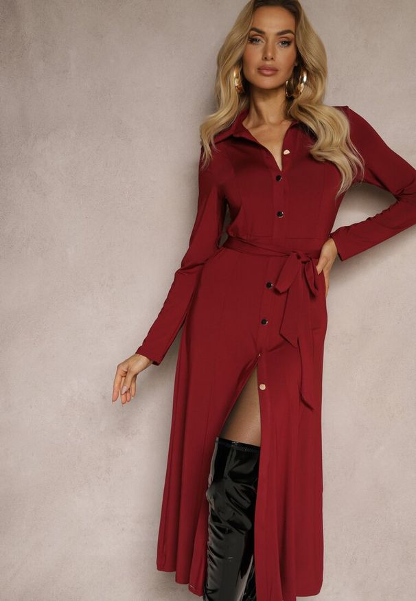 Renee - Bordowa Długa Sukienka Koszulowa z Wiązaniem w Talii Levae. Okazja: na co dzień, do pracy. Kolor: czerwony. Materiał: wiskoza. Typ sukienki: koszulowe. Styl: casual, elegancki. Długość: maxi