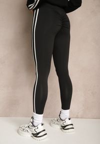 Renee - Czarne Legginsy High Waist z Push-Upem z Elastycznego Materiału z Lampasami Ateria. Okazja: na co dzień, na spacer. Stan: podwyższony. Kolor: czarny. Materiał: materiał. Styl: casual #3