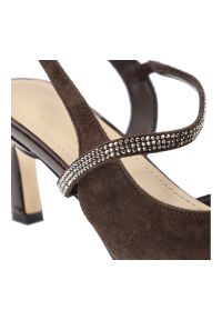 Czółenka damskie S.Barski, cholewka ze skóry naturalnej zamszowej elegancki fason smukły obcas klasyczny design, brązowe, CR61-3048. Kolor: brązowy. Materiał: skóra, zamsz. Szerokość cholewki: normalna. Obcas: na obcasie. Styl: klasyczny, elegancki. Wysokość obcasa: średni #7