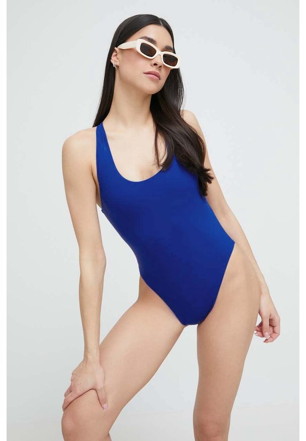 Calvin Klein jednoczęściowy strój kąpielowy kolor granatowy lekko usztywniona miseczka. Kolor: niebieski. Materiał: włókno, materiał