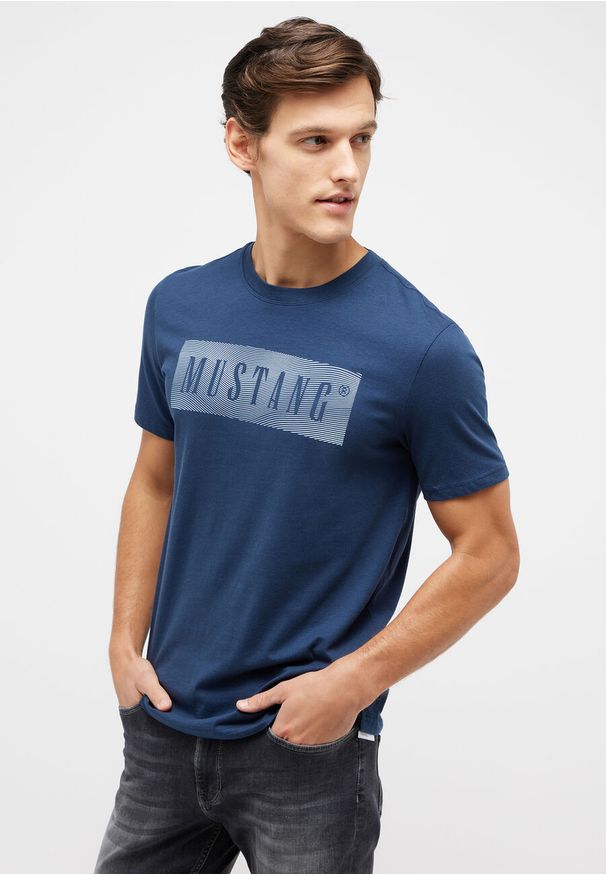 Mustang - MUSTANG PRINT TEE MĘSKI T-SHIRT KOSZULKA LOGO NADRUK DRESS BLUES 1014937 5334. Wzór: nadruk