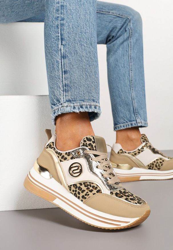 Renee - Ciemnobeżowe Sneakersy Ozdobione Wzorem w Panterkę z Metalicznymi Zdobieniami na Platformie Gonnella. Okazja: na co dzień. Kolor: beżowy. Materiał: jeans. Wzór: aplikacja, motyw zwierzęcy. Obcas: na platformie. Wysokość obcasa: średni