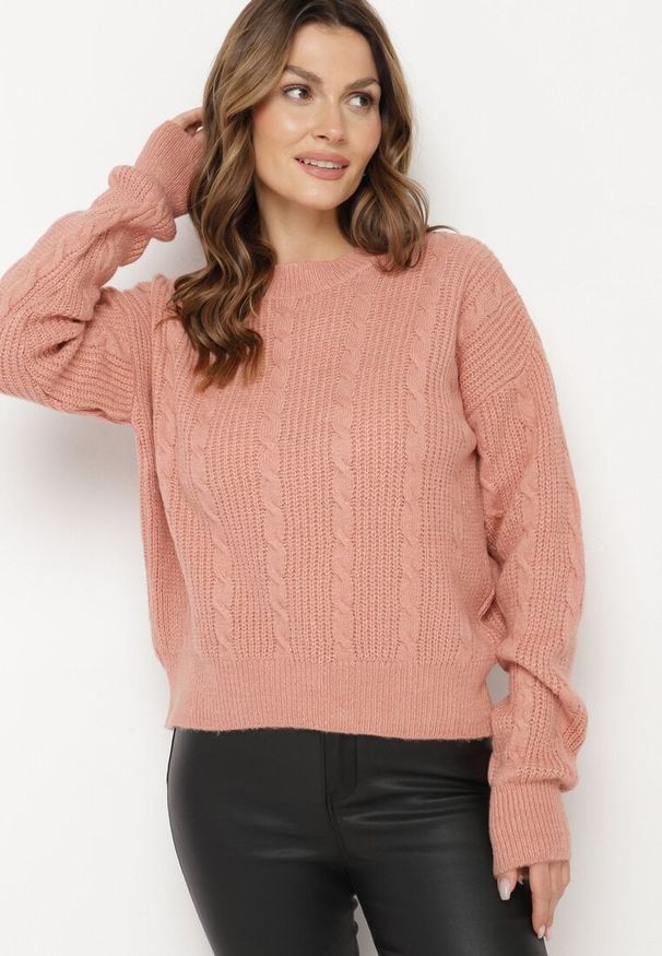 Born2be - Jasnoróżowy Sweter Krótki z Wycięciem na Plecach Torine. Okazja: na co dzień. Kolor: różowy. Materiał: jeans. Długość: krótkie. Styl: elegancki, casual, klasyczny