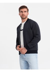 Ombre Clothing - Męska lekka kurtka bomberka z logowaną podszewką - granatowa V1 - Rozmiar: M. Okazja: na co dzień. Kolor: niebieski. Materiał: materiał, bawełna, żakard, dzianina, poliester. Wzór: nadruk, aplikacja. Styl: elegancki, casual #1