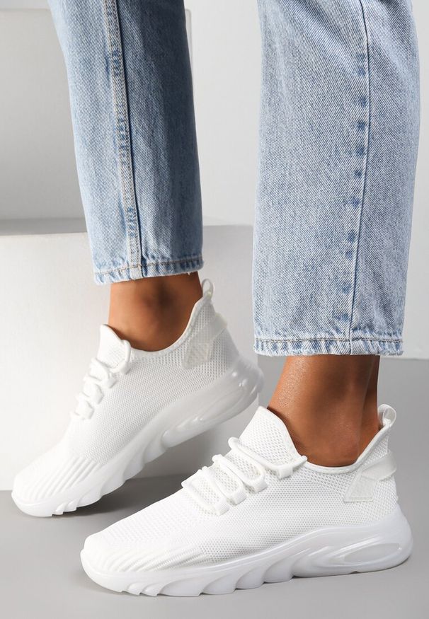Renee - Białe Buty Sportowe Metede. Nosek buta: okrągły. Zapięcie: bez zapięcia. Kolor: biały. Materiał: materiał, skóra, jeans