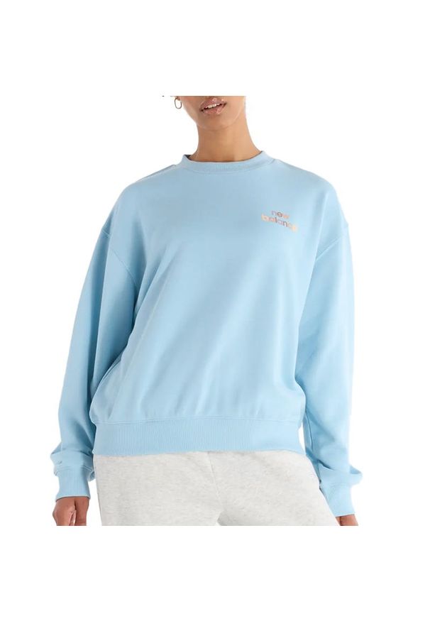 Bluza New Balance WT43559CUH - niebieska. Okazja: na co dzień. Kolor: niebieski. Materiał: poliester, bawełna, dresówka, prążkowany. Styl: casual, klasyczny