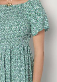 Born2be - Zielona Rozkloszowana Sukienka Hiszpanka z Bawełny w Kwiatowy Wzór Sadrivae. Okazja: na co dzień. Typ kołnierza: dekolt hiszpanka. Kolor: zielony. Materiał: bawełna. Wzór: kwiaty. Styl: casual, klasyczny #5