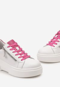 Born2be - Biało-Różowe Sneakersy ze Skóry Naturalnej na Platformie Ozdobione Suwakiem Jugeria. Okazja: na co dzień. Kolor: biały. Materiał: skóra. Wzór: aplikacja. Obcas: na platformie #4