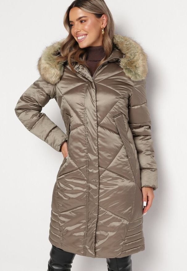 Born2be - Ciemnobeżowa Kurtka Pikowana z Kapturem i Futerkiem Daethes. Typ kołnierza: kaptur. Kolor: beżowy. Materiał: futro. Wzór: aplikacja