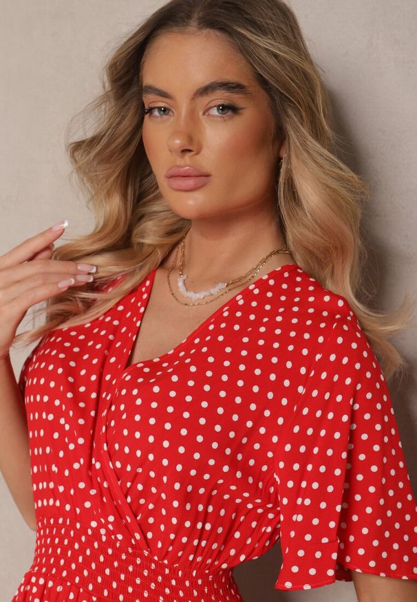 Renee - Czerwona Sukienka z Bawełną i Kopertowym Dekoltem ze Wzorem w Kropki Ldivona. Okazja: na co dzień, na spacer. Kolor: czerwony. Materiał: bawełna. Wzór: kropki. Sezon: lato. Typ sukienki: kopertowe. Styl: elegancki, casual