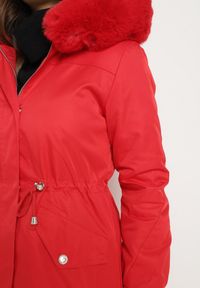 Born2be - Czerwona Kurtka Parka z Odpinanym Futerkowym Obszyciem przy Kapturze Inelithrae. Okazja: na co dzień. Typ kołnierza: golf. Kolor: czerwony. Materiał: jeans. Sezon: zima. Styl: klasyczny, casual, elegancki #2