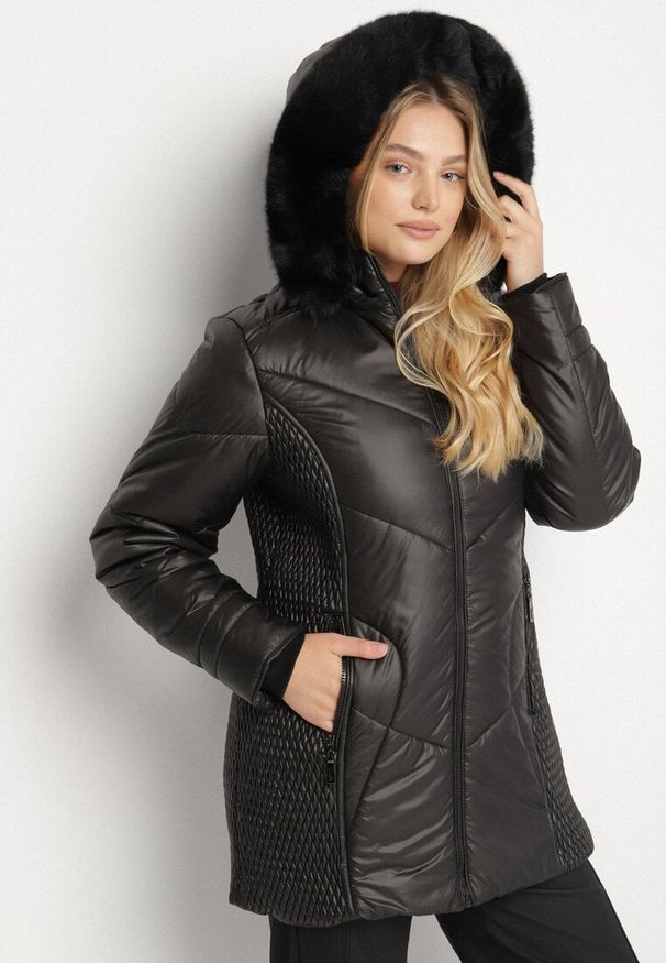 Born2be - Czarna Kurtka z Pikowanymi Przeszyciami i Kapturem z Futerkiem Vevea. Okazja: na spotkanie biznesowe, do pracy, na co dzień, na spacer. Kolekcja: plus size. Kolor: czarny. Materiał: futro. Styl: biznesowy, casual, elegancki