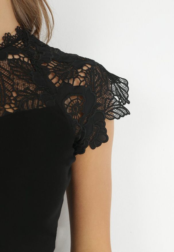 Born2be - Czarna Bluzka z Koronkowymi Wstawkami Natolana. Okazja: na co dzień. Kolor: czarny. Materiał: koronka. Długość rękawa: krótki rękaw. Długość: krótkie. Styl: casual